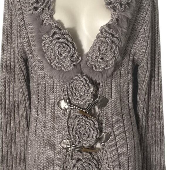 Vintage Taupe Gray Floral Faux Fur Trimmed Crochet Cardigan Toggle Closure XS/S - Picture 5 of 8
